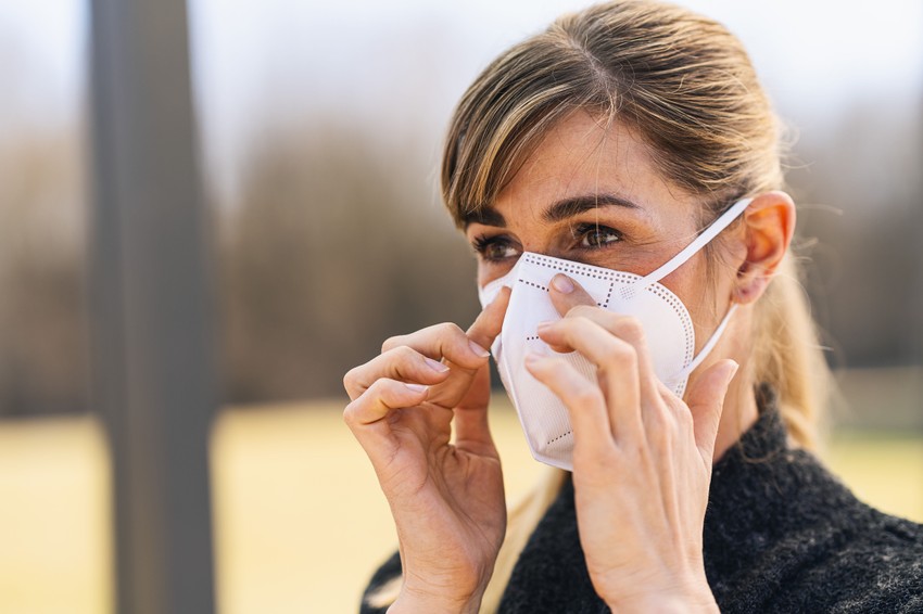 Vírus járvány idején akkor is használjunk arcmaszkot, ha tünetmentesek vagyunk. Mivel rengeteg betegség lappangási időben is képes fertőzni, ezért viselkedjünk úgy, mintha fertőzöttek lennénk.
