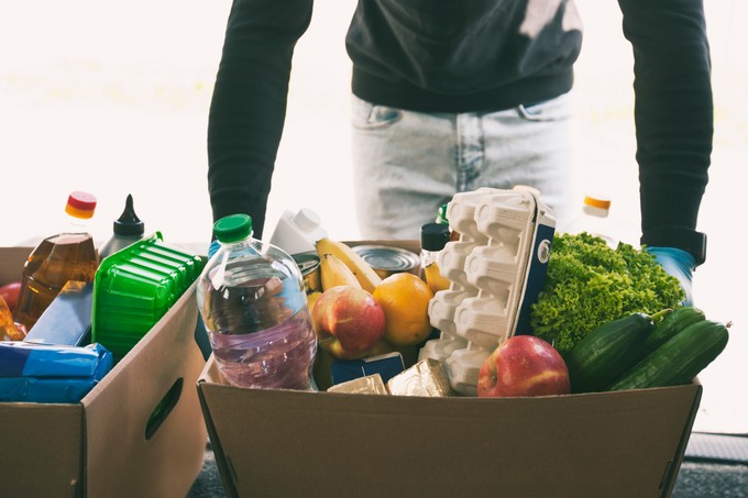 Rászorulóknak gyűjt élelmiszert a Magyar Vöröskereszt - ezekben a boltokban adományozhat című cikk nyitóképe