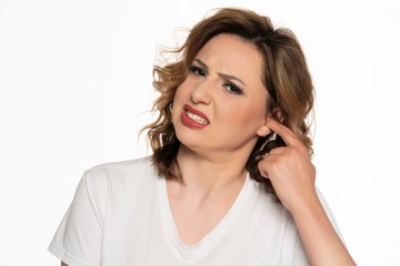 Nem múlik a fülviszketése? Fülzsír is okozhatja, de betegséget is jelezhet