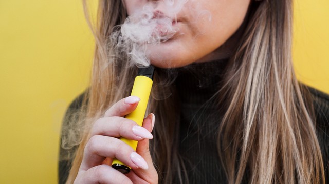 Minden 10. kamasz vape-ezik – súlyos árat fizethetnek érte