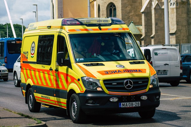 Ismert influenszer rúgott bele a mentősökbe - kétszer is