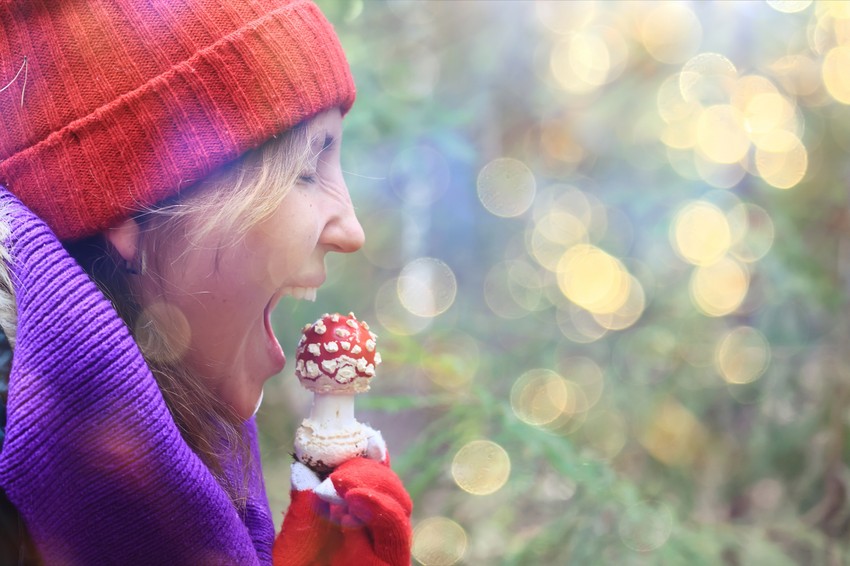 A gombamérgezés tünetei változatosak lehetnek, de leggyakrabban hányinger, hányás, hasmenés, hasi görcsök, szédülés, gyengeség, nyálfolyás, izzadás jelentkeznek, melyek órákon belül vagy akár napok múlva is előjöhetnek, jelezve az emésztőrendszeri panaszokat (hasfájás, rosszullét), idegrendszeri tüneteket (zavartság, hallucináció, koordinálatlan mozgás) vagy komolyabb szervi károsodást, mint a sárgaság vagy vesekárosodás, utóbbi esetben rendkívül fontos a sürgős orvosi segítség.