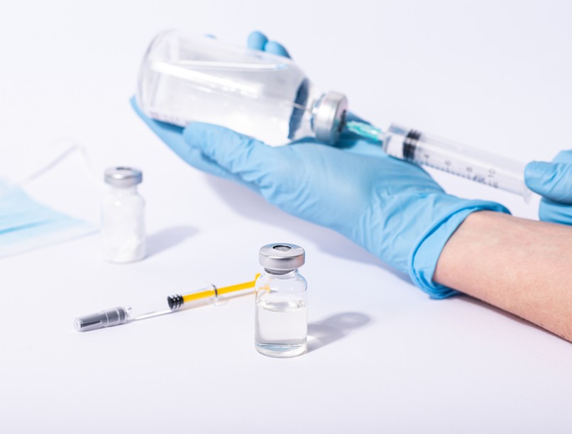 koronavírus, oltás, vakcina, sóoldat, ápolónő, manipluláció, covid-19