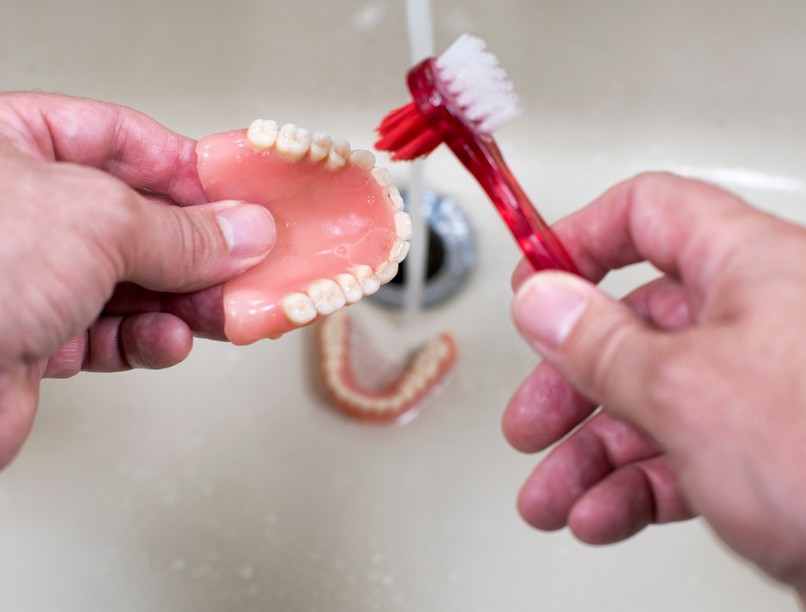 műfogsor, fogmosás, otthoni ápolás, otthonápolás, otthoni gondozás