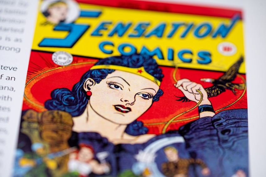 Marston egyenlőségről alkotott elképzelése korántsem aratott osztatlan sikert. Az 1950-es években Fredric Wertham pszichiáter kifejezetten veszélyesnek tartotta a Wonder Woman képregényeket, és írásaiban „korruptív hatásúként” bélyegezte meg őket. Kritikájának középpontjában az állt, hogy ezekben a történetekben a női szereplők a férfiakkal egyenrangú félként jelennek meg, és ugyanazokban a – addig tipikusan férfinak tekintett – cselekvésekben és döntési helyzetekben vesznek részt.