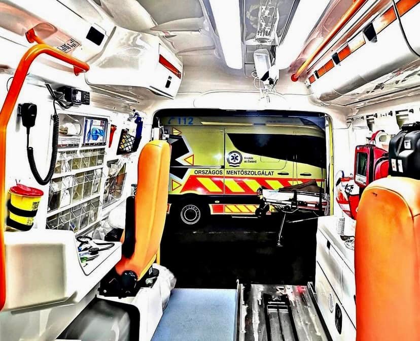 Otthonában esett össze hirtelen az az 55 év körüli, szívbeteg férfi, akihez múlt héten kérték a fővárosi mentők gyors segítségét. A férfi idős édesanyja a telefonos utasítások szerint megvizsgálta fiát, aki ekkor már nem lélegzett.