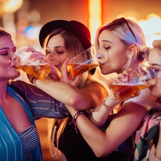 Alkohol az iskolapadban: egyre több fiatal nyúl az alkoholhoz Magyarországon című cikk nyitóképe