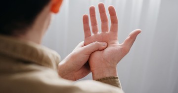 A kézremegés csak a jéghegy csúcsa? 6 jel, amely évtizedekkel megelőzheti a Parkinson-kór diagnózisát