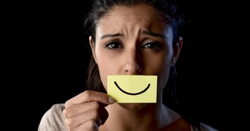  5 jel, ami a mosoly mögött megbújó depresszióra utal 