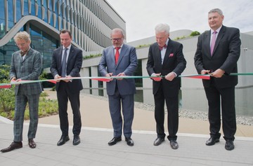 Balról-jobbra látható: Zoboki Gábor, Kossuth- és Ybl-díjas magyar építészmérnök, Orbán Gábor, a Richter Gedeon Nyrt. vezérigazgatója, Lantos Csaba, Energiaügyi Minisztérium, energiaügyi miniszter, Prof. Dr. Vizi E. Szilveszter, a Richter Gedeon Nyrt. elnöke, D. Kovács Róbert Antal, Budapest X. kerületének polgármestere
