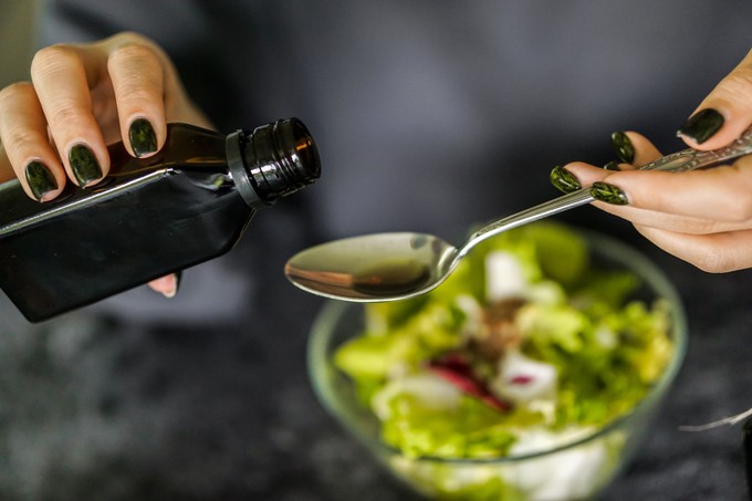 Több mint salátaöntet: ez a sűrű, sötét, alulértékelt olaj lehet a szív és a máj igazi mentőöve! című cikk nyitóképe