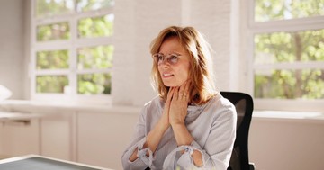  Nyelési nehézség, gombócérzés a torokban – mi okozhatja? Az orvos válaszol 