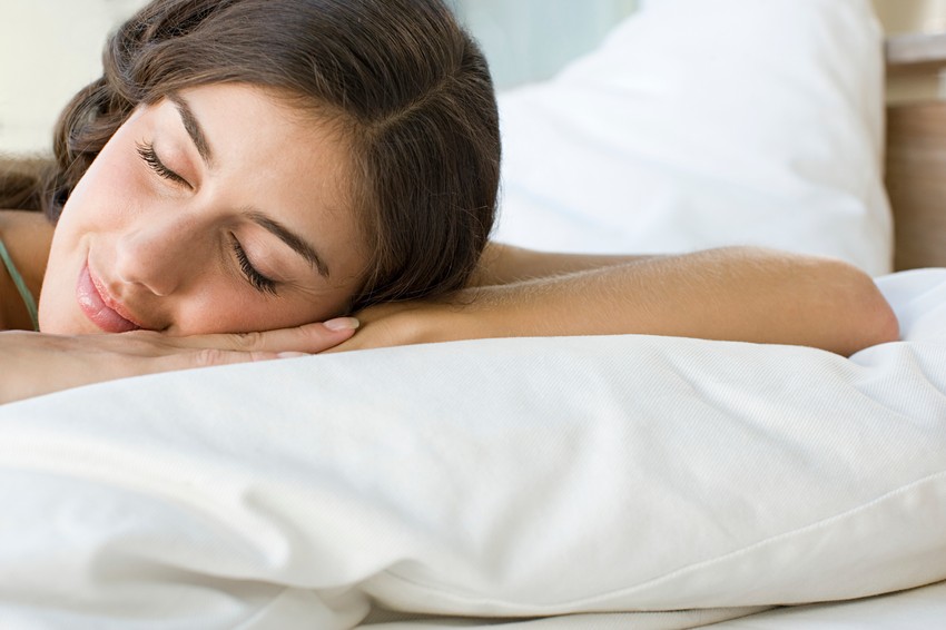 Berobbant a nyári kánikula, ami nemcsak a nappalainkat, hanem az éjjeleinket és a pihenésünket is megnehezítheti. Elmondjuk, hogyan aludhat jól.