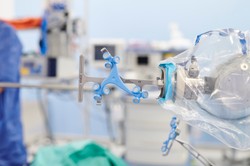 A robot folyamatosan frissülő mesterséges intelligenciája több százezer műtét tapasztalatai alapján gyűjti az adatokat, és valós időben látja el információkkal a sebészeket. 