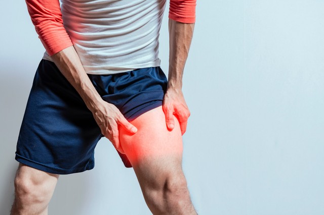 Tompa vagy éles fájdalom a belső combban: sérv, endometriózis és vesekő tünete is lehet