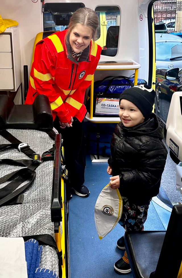 Szülinapi meglepetés: különleges kis vendég járt a Mentőpalotában