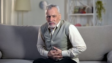 Tompa, fekvő helyzetben, illetve étkezést követően erősödő fájdalom a has felső részében. (A hátba is kisugározhat)