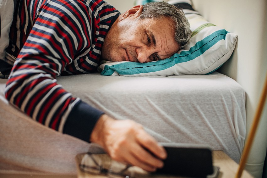 Igaz, hogy minél idősebbek vagyunk, annál kevesebb alvásra van szükségünk?