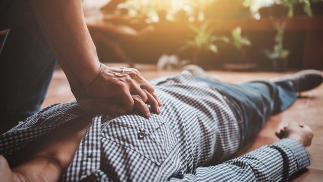 Újraélesztés Budapesten: már nem lélegzett a férfi, szabadnapos doktornő sietett a segítségére