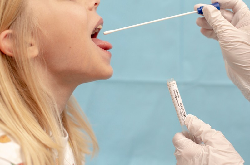 Koronavírus: ezekben az esetekben nem működik a nyálteszt