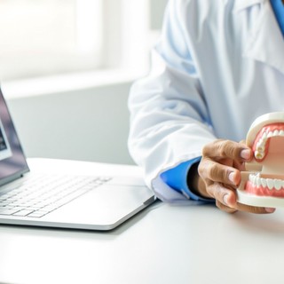 Van olyan képalkotó vizsgálat, amivel meg lehetne nézni, hogy a fog szuvasodik-e a korona alatt? Az orvos válaszol    című cikk nyitóképe