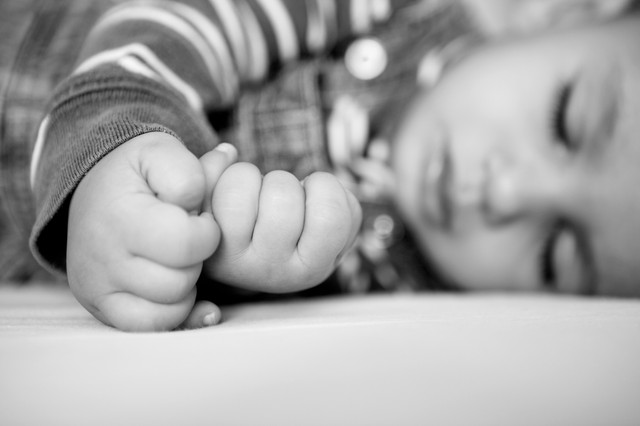 Szörnyű tragédia: a háziorvos karjában halt meg az egy éves kisfiú