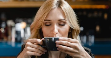 Étkezés előtt vagy után jobb kávét inni? Egy dietetikus elárulta mikor érdemes