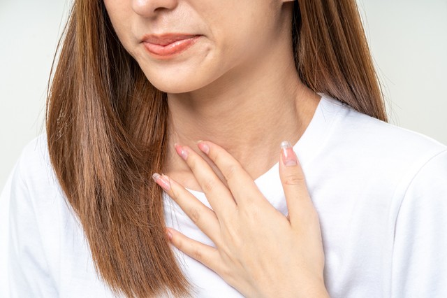 Gombócérzés, csomó a torokban, ami nem fáj: ha ezt is érzi, vegye komolyan!