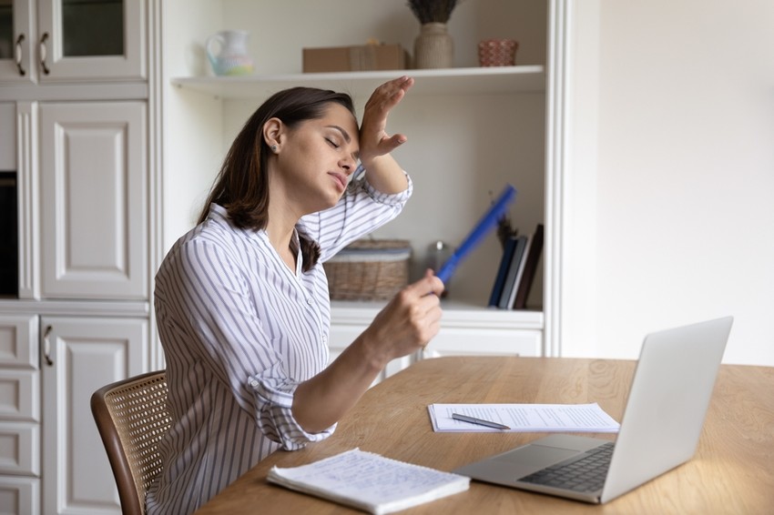 A hideg verejtékezéstöbbféle is lehet, a hidegrázástól az éjszakai izzadáson át egészen a diaforézisig, amit betegség vagy valamilyen gyógyszer is kiválthat. Tulajdonképpen arról van szó, hogy úgy kezdünk izzadni, hogy közben fázunk.