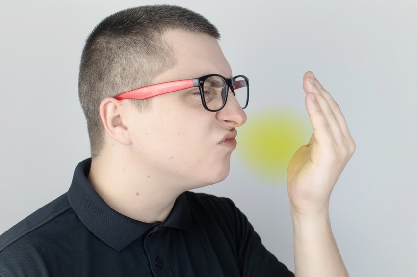 A szájszárazság gyakran jár kellemetlen lehelettel. A bűzös lehelet miatt mindenki aggódik. Ritkán előfordulhat, hogy a túlzott aggódásból pszichiátriai betegség is kialakul, amely a fiatal férfiakat érinti leggyakrabban.