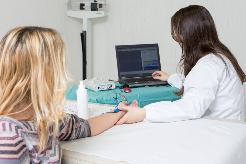 Az elektroneurográfia alkalmával az izmokban, vagy a végtagi idegekben megjelenő elektromos jeleket regisztrálják, amelyeket kis erősségű elektromos árammal történő ingerléssel váltanak ki. Az orvos az így rögzített ingerületvezetés jellemzőiből következtethet az idegek állapotára.