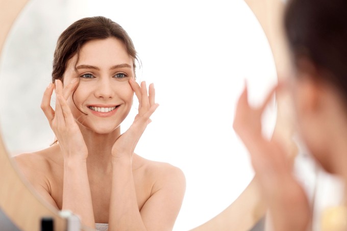 Így csökkentheti a szem alatti táskákat műtét és töltőanyag nélkül című cikk nyitóképe