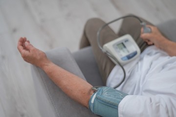 Egyik mérésnél magas, a másiknál meg alacsony a vérnyomása? Ekkortól számít károsnak