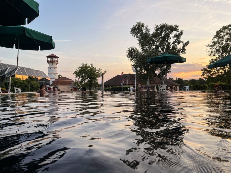 Fürdőzés távol a város zajától: mi minden vár Gyopárosfürdőn?