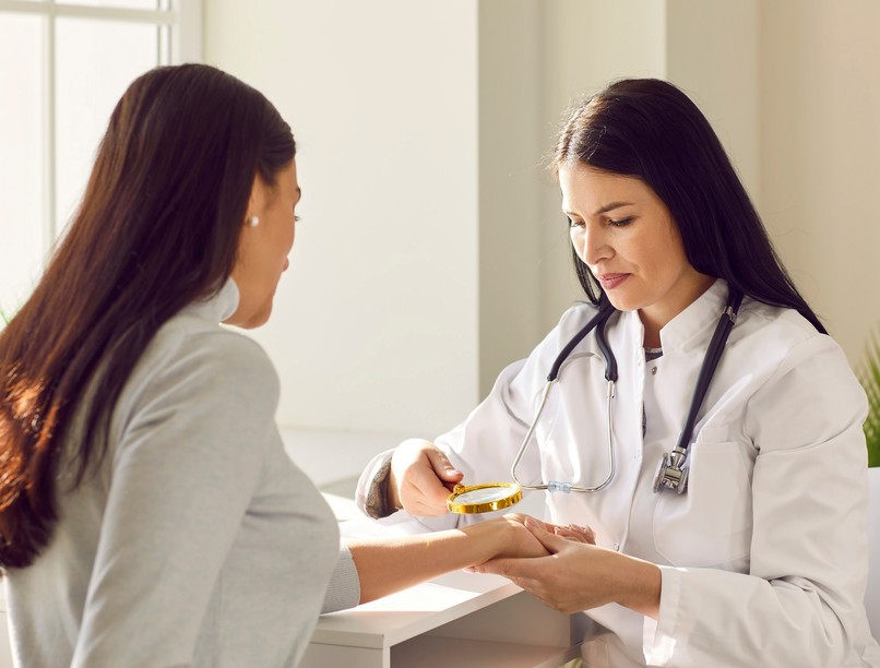 Bőrpír piros viszkető folt, pikkelysömör különbség