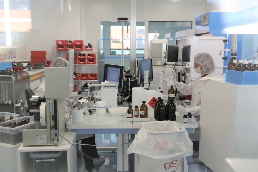 A homeopátiás oldatokat a hahnemanni elvek szerint a gyógyszerészek kézzel készítik 