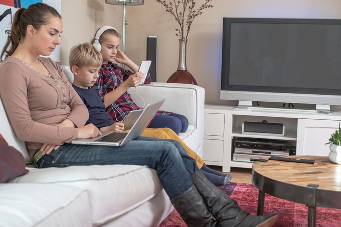 Digitális detox a nappaliban – szakértői tippjek a békésebb családi mindennapokhoz című cikk nyitóképe
