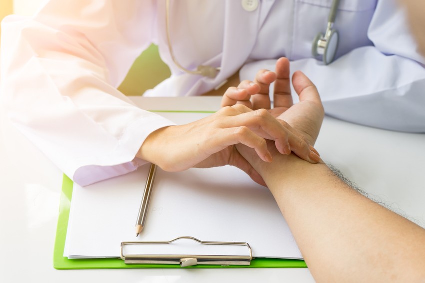 Milyen tünetek jelzik, hogy gond van a szívünkkel? Mutatjuk, milyen jelekre figyeljen.