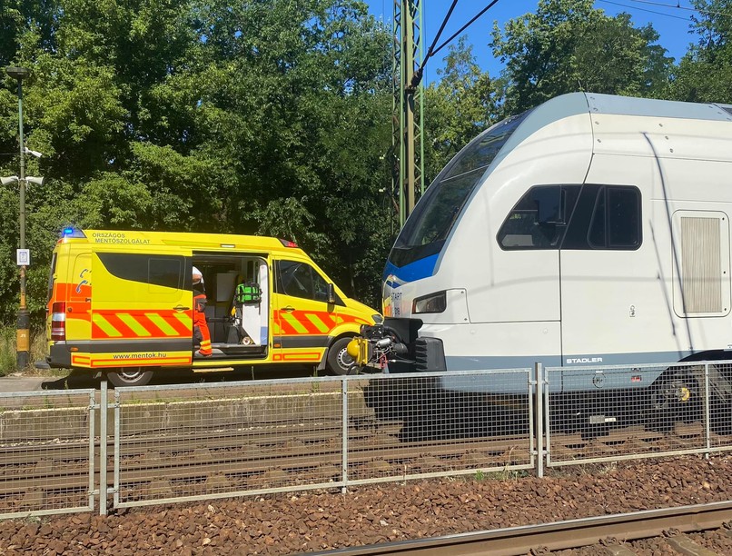 mentő, komárom, vonat, sürgősségi