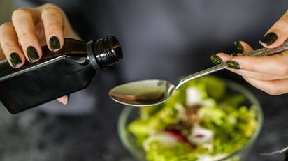 Több mint salátaöntet: ez a sűrű, sötét, alulértékelt olaj lehet a szív és a máj igazi mentőöve! című cikk nyitóképe