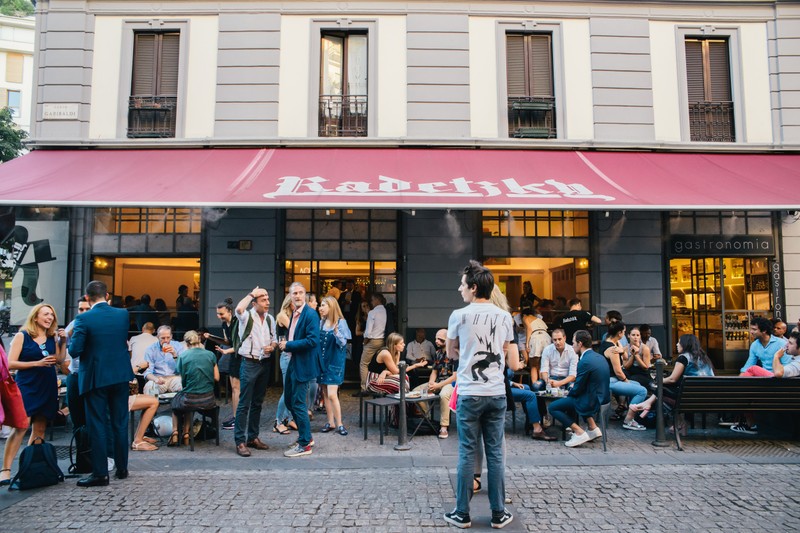 Milánóban 10 méter távolságot kell tartani a dohányzónak a többiektől