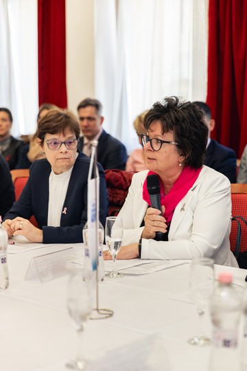 Mellrák koalíció: az emlőrák korai felismeréssel a legtöbb esetben még áttét esetén is "megszelídíthető", krónikus betegséggé "konvertálható". A képen: Szondi Zita, az Országos Kórházi Főigazgatóság, főigazgató-helyettese, és Vincze Enikő szűrési koordinátor NNGYK