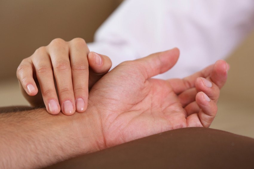 A szabálytalan szívverésnek sokféle oka lehet - ellenőrizzük a pulzusunkat!