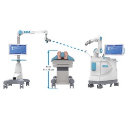 A ROSA® robotot és a hozzá kapcsolódó térdprotézisrendszert kifejlesztő és gyártó Zimmer Biomet cég által végzett klinikai tesztek azt mutatják, hogy a robotsebészeti rendszer segítségével ez az eltérés átlagosan 1 fokra csökkenthető.
