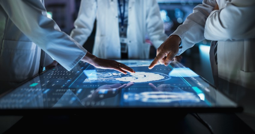 Mivel a korai Alzheimer-betegség tünetei általában lassan romlanak, a diagnózis felállítására gyakran sok idő múlva kerül sor. A környezet gyakran csak akkor veszi észre a bajt, amikor a tünetek már kifejezettek 