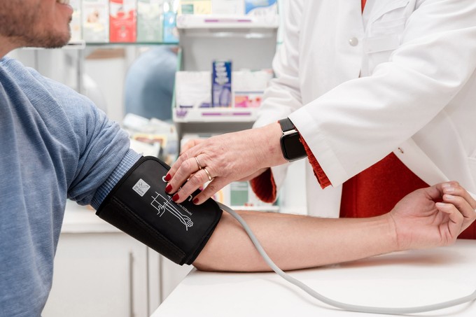 Sokan elrontják, pedig egyszerű: így kell megtámasztani a kart vérnyomásmérés közben című cikk nyitóképe