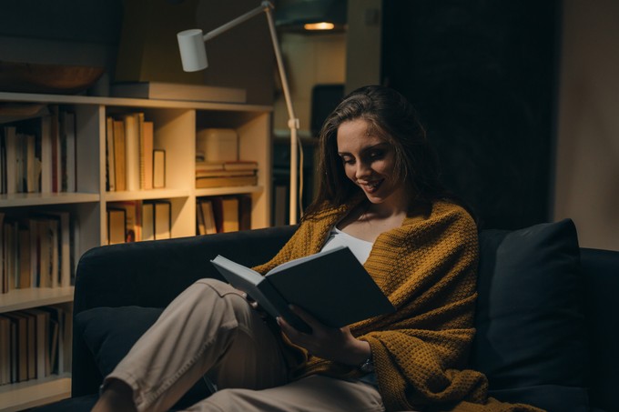 Igaz vagy sem, hogy a félhomályban olvasás károsítja a szemet? című cikk nyitóképe