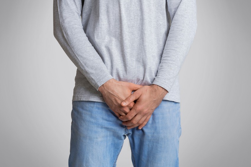 A betegség évekig tünetmentesen fejlődhet. Az olyan tünetek, mint a vizelési panaszok, vérvizelés megjelenése, esetleg csontfájdalom, neurológiai panaszok gyakran csak késői, előrehaladott stádiumban jelzik a betegséget.