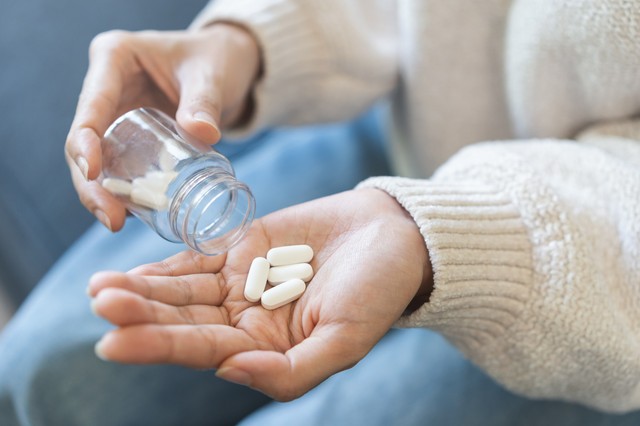 Hamis arcképekkel és vásárlói véleményekkel tévesztette meg egy webáruház a fogyasztókat