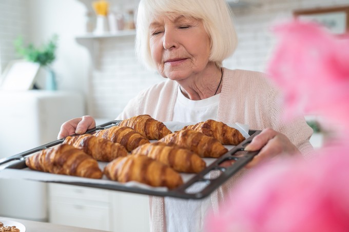 Nyugdíjasok jótékonysági sütivásárral segítik a kórházban fekvő gyerekeket című cikk nyitóképe
